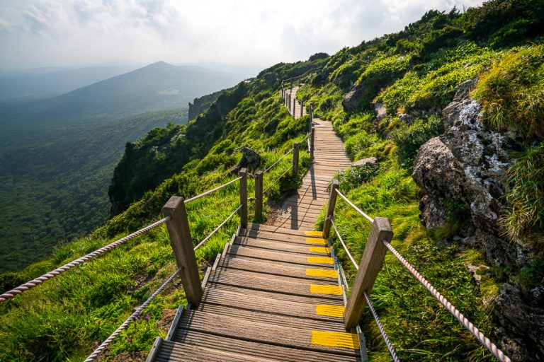 Menjelajahi Pulau Jeju, Surga Keindahan Alam dan Budaya