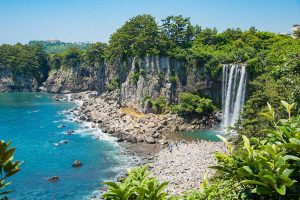 Jeongbang Waterfall, Air Terjun Menakjubkan di Pulau Jeju