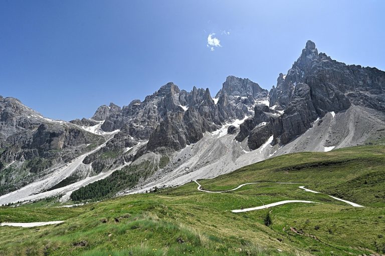 Menjelajahi Keindahan Pegunungan Dolomites