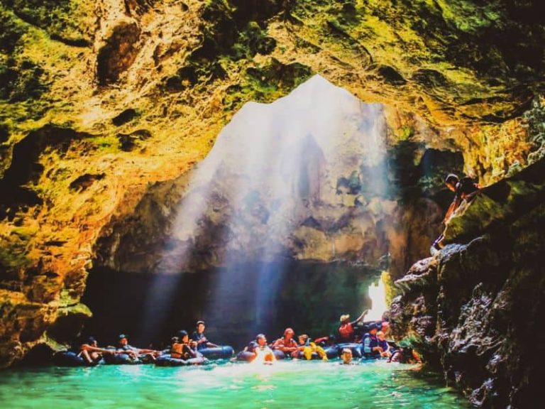 Menjelajahi Keajaiban Gua Jomblang, Petualangan Bawah Tanah di Yogyakarta