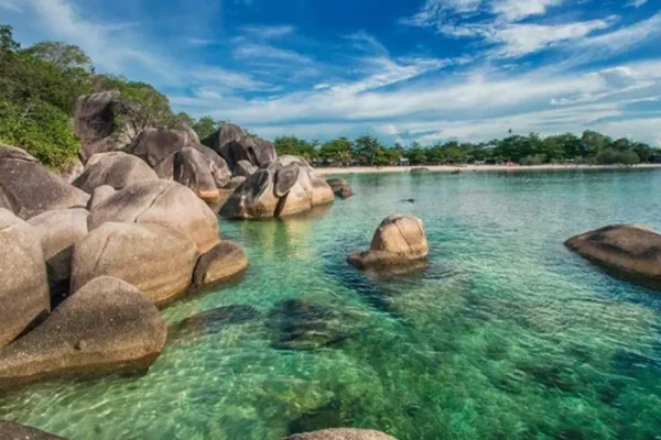 Keindahan Unik Pantai Tanjung Tinggi, Surga Granit di Belitung