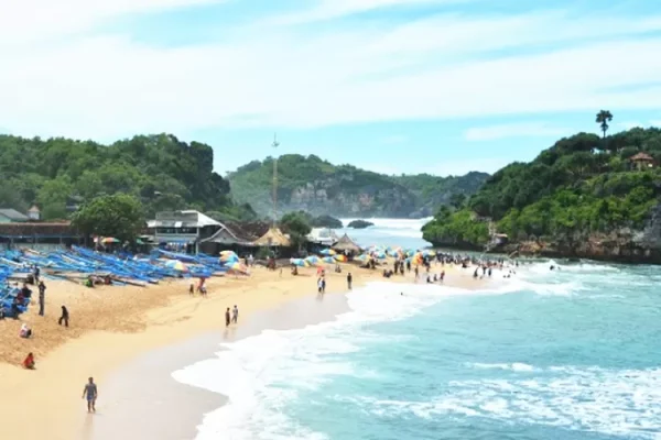 Menikmati Keindahan Pantai Wediombo, Permata Tersembunyi di Gunungkidul
